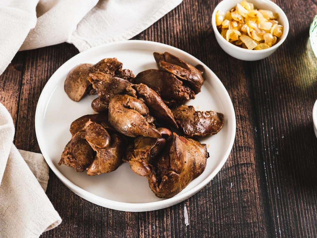 Plate of cooked chicken liver served with condiments