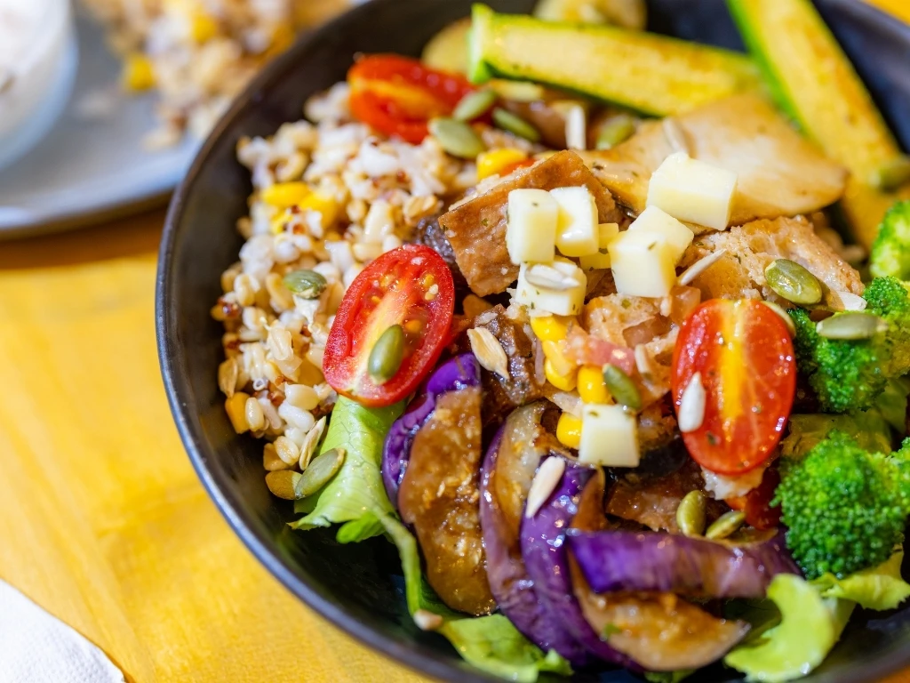 Quinoa oak and vegetable salad bowl