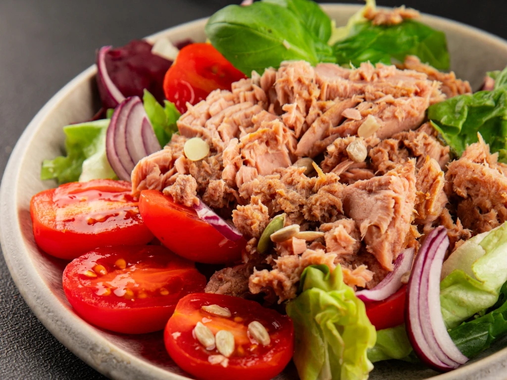 Plate of vegetable salad with tossed chickpea and flaked tuna