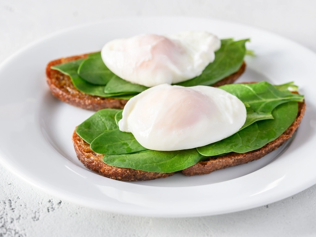 Sandwiches with spinach and poached egg