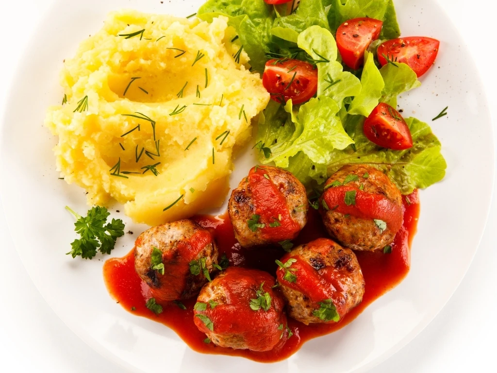 Meatballs with creamy mashed potatoes 