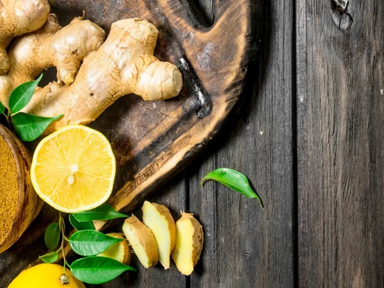 Ginger and lemon on the cutting Board.